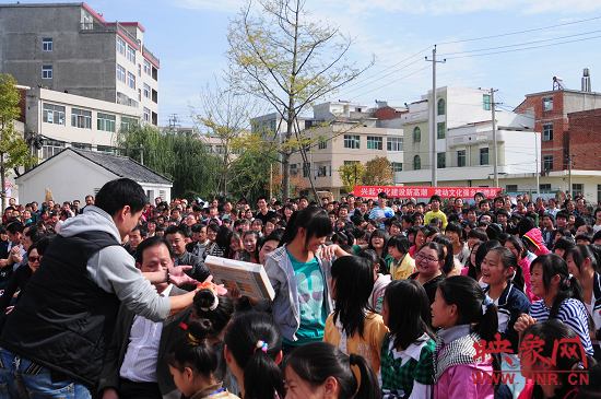 演出現(xiàn)場觀眾積極參與、氣氛熱烈。