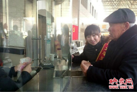 在陳思蕊的積極幫助下，老人順利的買到了發(fā)往合肥的5張車票。