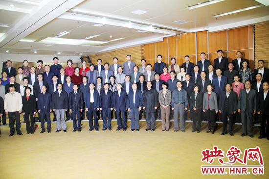 中國工會(huì)十六大河南代表團(tuán)啟程赴京參會(huì)\參會(huì)代表和與會(huì)領(lǐng)導(dǎo)合影留念