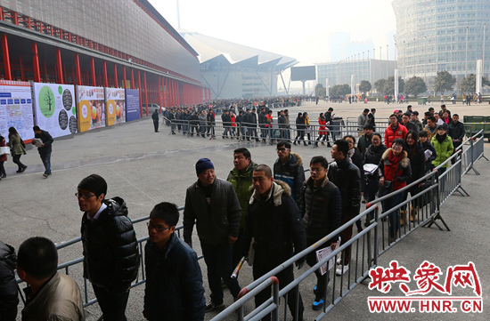 求職者在場外排成百米“長龍” 求職者在場外排成百米“長龍”