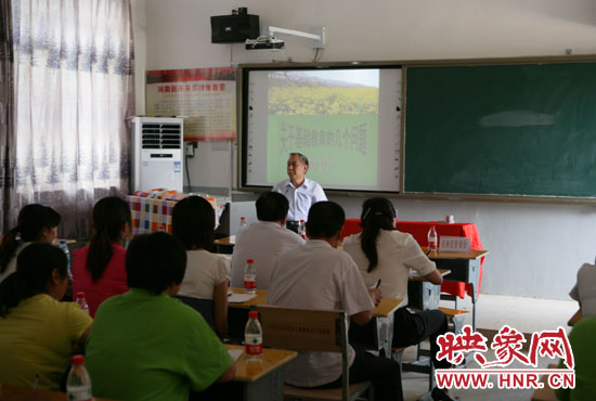 40余名教師認(rèn)真聆聽(tīng)講座。