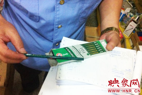 工作人員在查銷(xiāo)售網(wǎng)點(diǎn)的進(jìn)賬記錄