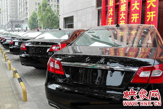 路邊一棟樓上懸掛著二三十條紅色條幅，全部是祝賀一家公司開業(yè)的。