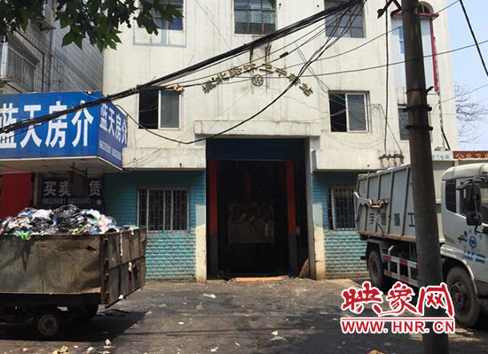 城北路環(huán)衛(wèi)中轉(zhuǎn)站門(mén)前的垃圾車(chē)裝滿了生活垃圾，腐臭味撲面而來(lái)