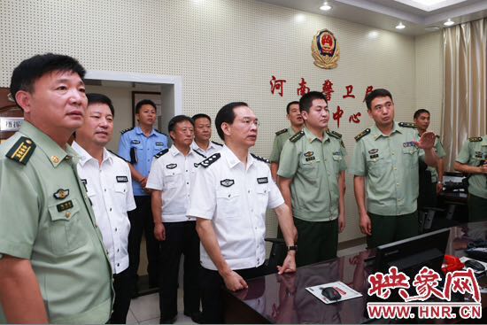 許甘露慰問公安現(xiàn)役部隊(duì)和武警官兵