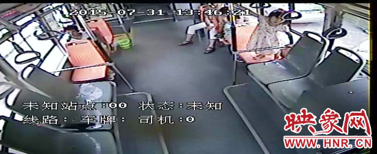 家長(zhǎng)放任小孩在車廂內(nèi)玩耍，甚至站到座椅上。