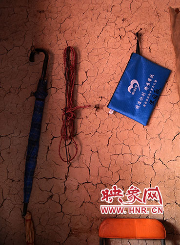 精準(zhǔn)扶貧的暖心服務(wù)袋，被張國(guó)敬掛在上墻最醒目的位置。