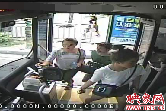 監(jiān)控顯示，竊賊偷女孩手機(jī)，公交車長(zhǎng)幫忙要回手機(jī)。