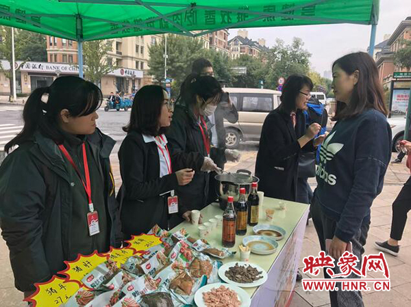 市民在展銷臺(tái)前選購(gòu)商品