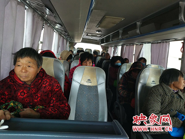 警方調(diào)來車輛，將超載人員轉(zhuǎn)運走