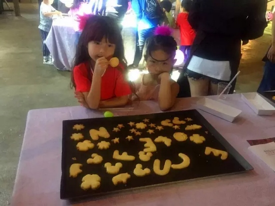 烤制好的餅干，發(fā)揮想象力，畫(huà)上美麗的圖案