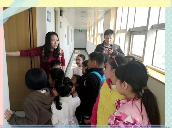 “別擠！”丁蘭姐姐說，這里就是電臺的總控機房，很重要的地方哦！