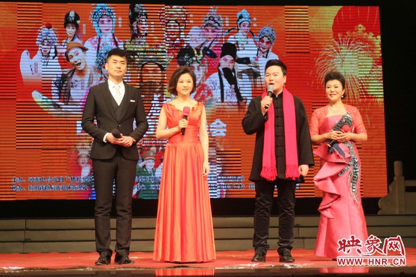 戲迷春晚主持人月陽（右二）、李亞楠（右一）、王巖（左二）、王曉凡（左一）