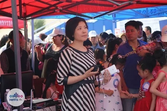 976老大木子一手手機一手對講一臉嚴肅，這是有多緊張呢？