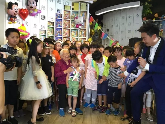 　　豫劇表演藝術(shù)家高潔老師和孩子們在一起，講述自己和戲曲的故事，祝福所有的小朋友節(jié)日快樂。