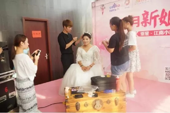 幸運(yùn)嘉賓在現(xiàn)場(chǎng)獲得造型師帶來(lái)的專(zhuān)業(yè)化妝造型和婚紗攝影服務(wù)