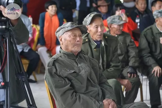 臺上展風(fēng)采，臺下笑開懷