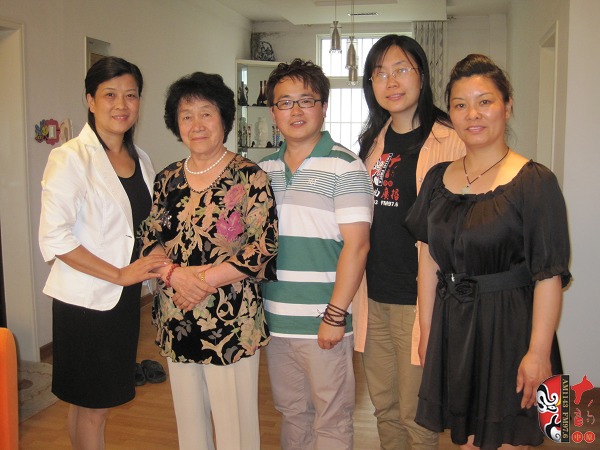 戲曲廣播記者曉雪、中國越調(diào)網(wǎng)站長郭慶璋與越調(diào)名家袁秀蓮及其徒弟合影