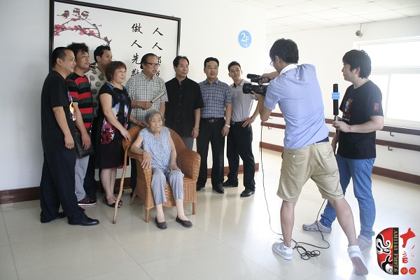  唐派眾弟子將通過視頻向7月15日在鄭東新區(qū)噴泉廣場觀看《豫韻唐風——豫劇唐派名家票友演唱會》演出的