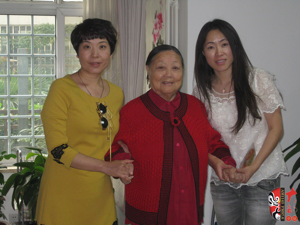 河南電臺戲曲廣播總監(jiān)木子（左)、央視戲曲頻道欄目總編李穎（右）與馬金鳳（中）合影