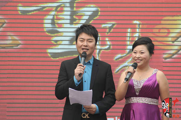 活動由著名戲曲節(jié)目主持人，河南電臺戲曲廣播當家小生月陽（左）戲曲廣播《票友排行榜》主持人丁蘭（右）主