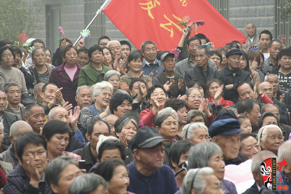 現場不但有敬老院的老人們，還擠滿了鄭州市的很多戲迷朋友
