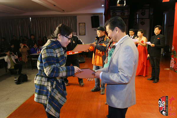 河南電臺(tái)戲曲廣播副總監(jiān)張彤、安徽戲曲廣播副總監(jiān)汪源、陜西戲曲廣播資深音樂編輯焦詠為晉級選手頒發(fā)晉級牌