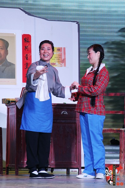 第三場(chǎng)，河南電臺(tái)戲曲廣播總監(jiān)木子（左）飾栓保娘，《梨園星秀場(chǎng)》《有你就有戲》主持人媛媛（右）飾銀環(huán)