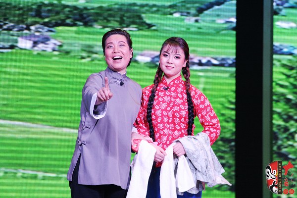 第九場(chǎng)，河南電臺(tái)戲曲廣播總監(jiān)木子（左）飾栓保娘，素雅青年豫劇團(tuán)劉帥毅（右）飾銀環(huán)