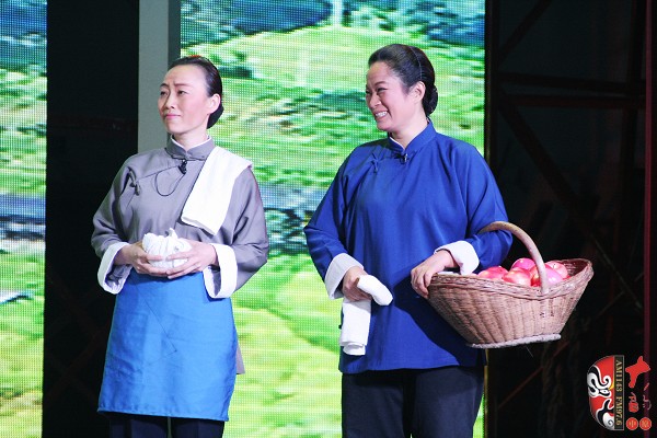 第七場(chǎng)，河南電臺(tái)戲曲廣播副總監(jiān)、中國播音主持金話筒獎(jiǎng)獲得者張彤（左）飾栓保娘