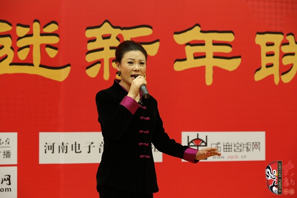 戲曲廣播主持人王唯、曉琴、丁蘭、李鋮及鄭州市曲劇團(tuán)優(yōu)秀演員張娜共同表演的小品《賣鞋》