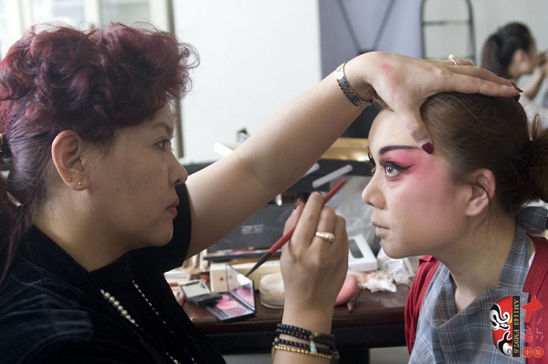 在演出現(xiàn)場(chǎng)化妝的李衛(wèi)紅