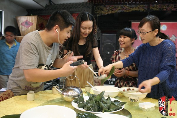 河南電臺戲曲廣播副總監(jiān)張彤親自指導主持人張琳包粽子
