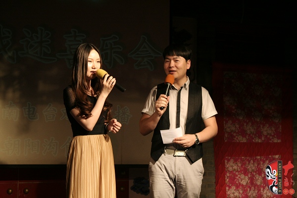 主持人：河南電臺戲曲廣播《越學越開心》主持人張琳，著名戲曲節(jié)目主持人、戲曲廣播當家小生月陽