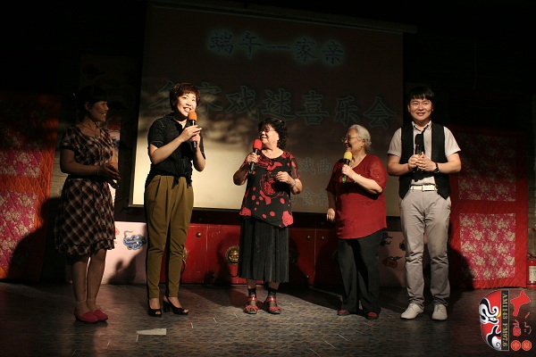 戲曲廣播總監(jiān)木子、豫劇表演藝術家楊華瑞、高潔、戲曲廣播當家小生月陽、票友張華合作表演《朝陽溝》選段