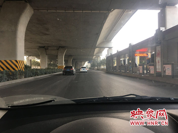 限行首日，三環(huán)橋上橋下，車輛不多，交通狀況良好。