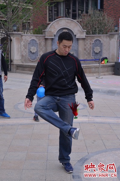 說是比賽，其實(shí)就是活力的釋放，就是開心的海洋，丟沙包、踢毽子、三人四足、滾鐵環(huán)等項(xiàng)目