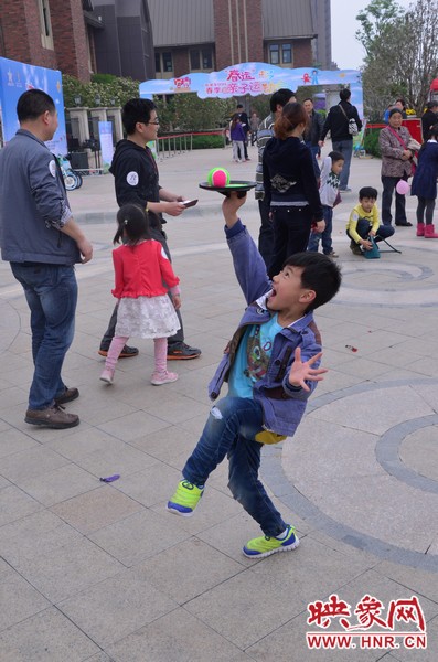 小弟弟，你玩?zhèn)€托球不用這么夸張吧，哈哈！