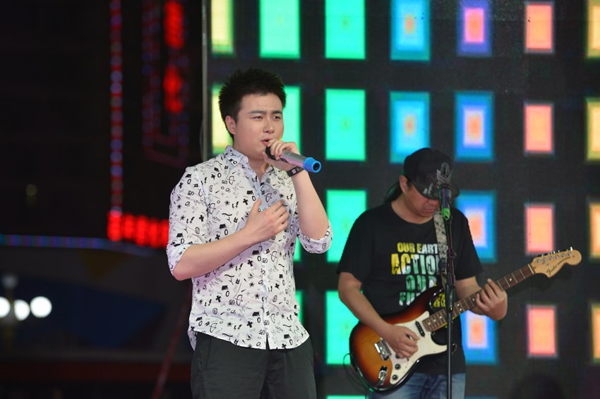 首先出場(chǎng)的是主播佳雨，一首《李白》，瞬間將現(xiàn)場(chǎng)的火熱氣氛點(diǎn)著。