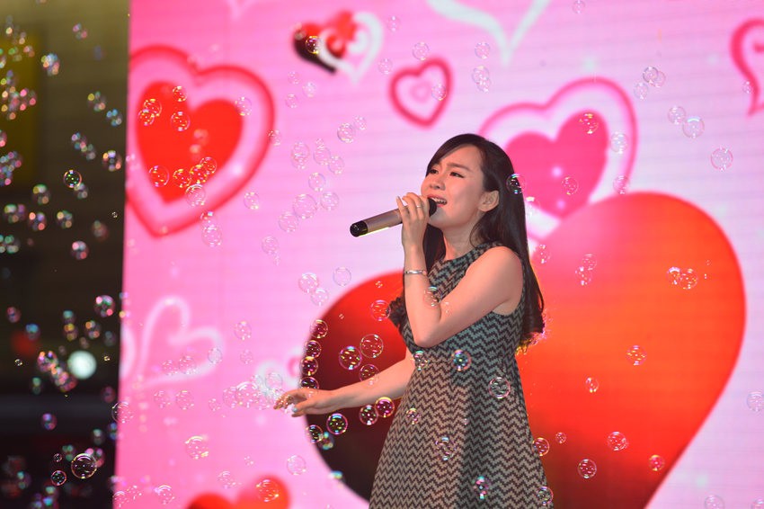 夢(mèng)茹選擇了走溫情路線，《至少還有你》唱的是深情款款。