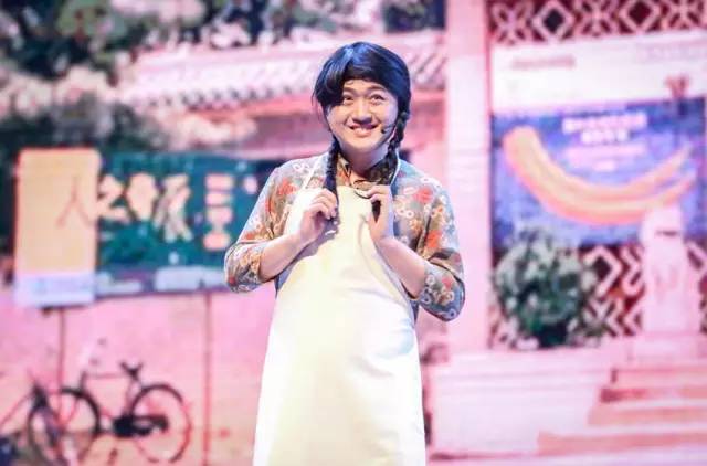 小品《那些年我們錯過的一支舞》，主播樂天、張嵩的裝扮你給打幾分？