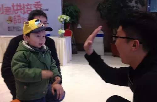 老楊你真心的是童心未泯啊，來，跟叔叔Give Me Five！