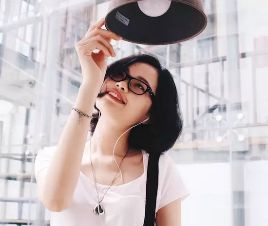 當(dāng)然，怎么能少的了美女出鏡？