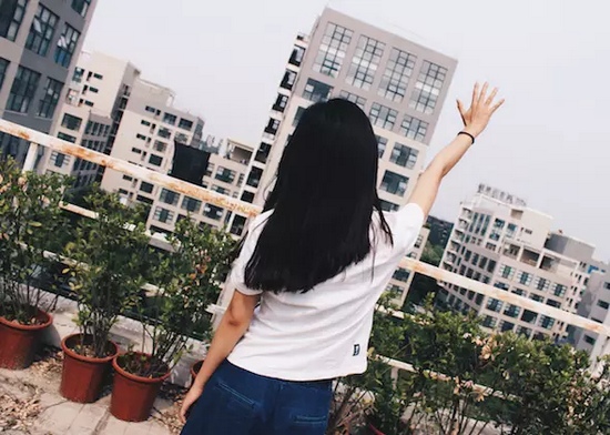 你問(wèn)我要去向何方，我指向天空的方向。