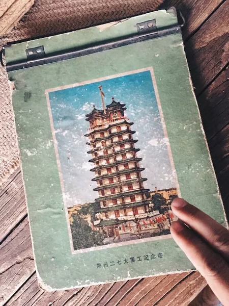 我們撫摸著鄭州的歷史，從中了解它的厚度。