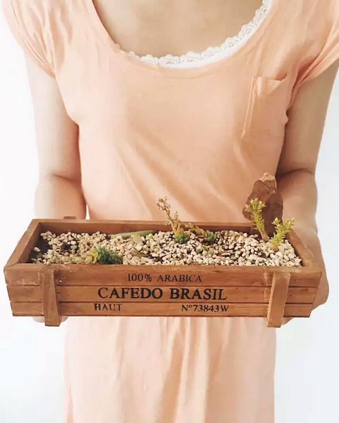 我們同時(shí)也在撫摸著希望，從中了解鄭州的生命張力。