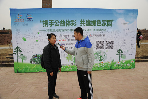 河南省體育彩票管理中心公共關系部副主任胥艷芳和聽眾連線中