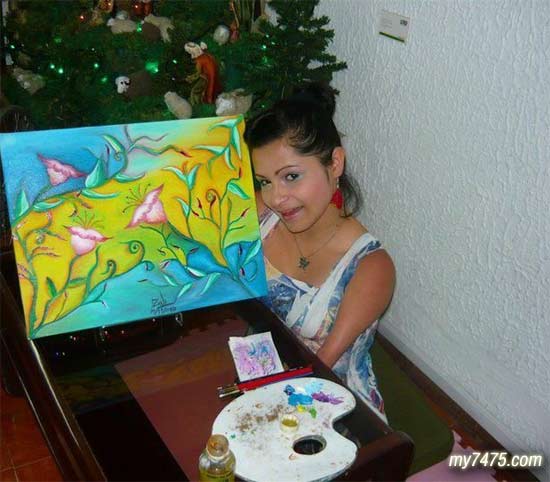 四肢不全仍堅(jiān)持用嘴作畫(huà) 點(diǎn)贊最勵(lì)志女畫(huà)家 四肢不全仍堅(jiān)持用嘴作畫(huà) 點(diǎn)贊最勵(lì)志女畫(huà)家