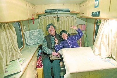  天黑了，外面風(fēng)雨交加而董怡汶坐在溫暖的房車(chē)?yán)铩? oldsrc=