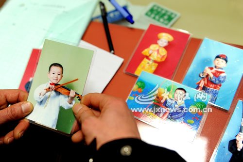 　每當(dāng)想兒子時(shí)，熊爸只有盯著照片看